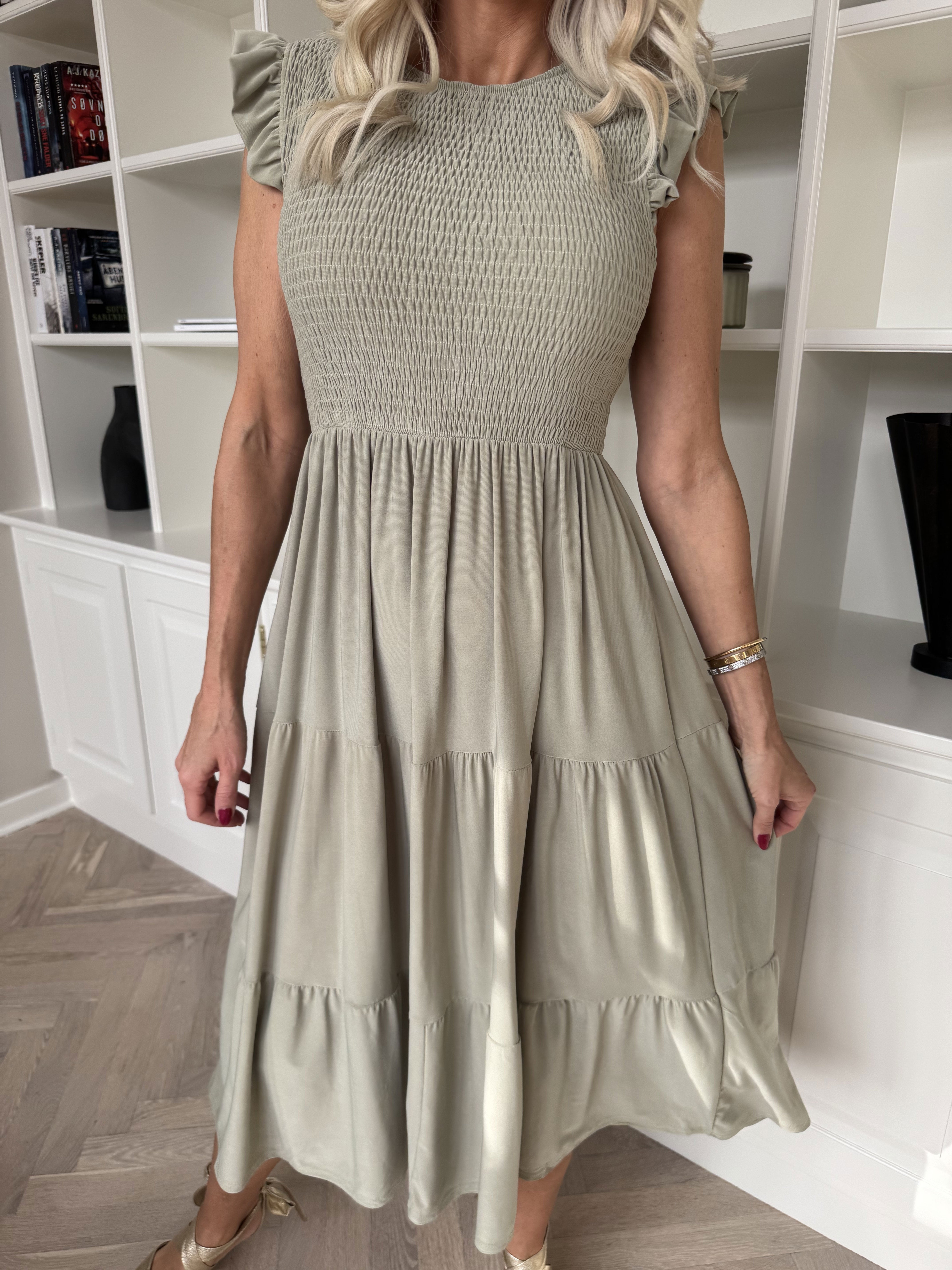 Kelly Sleeveless - Elastisk kjole med smock over brystet